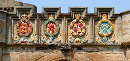 thumbnail of The_Four_Orders_of_Chivalry_on_the_Fore_Entrance_to_Linlithgow_Palace.jpg