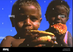 thumbnail of australische-aborigines-jungs-essen-fleischpasteten-a32709-2471310611.jpg