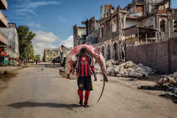 thumbnail of A_man_carries_a_huge_hammerhead_through_the_streets_of_Mogadishu_(edit).jpg