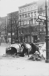 thumbnail of Alfred_Grohs_zur_Revolution_1918_1919_in_Berlin_Große_Frankfurter_Straße_Ecke_Lebuser_Straße_Barrikade_Kampf_während_der_Novemberrevolution_in_Berlin_02_Bildseite_Schaulustige.jpg