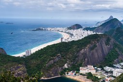 thumbnail of vista-aerea-da-praia-de-copacabana-com-seus-edificios-mar-e-paisagem-enormes-colinas-ao-longo-de-toda-a-extensao-imensidade-da-cidade-do-rio-de-janeiro-brasil-ao-fundo_442713-4398.jpg