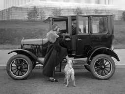 thumbnail of 1915 Ford sedan.jpg