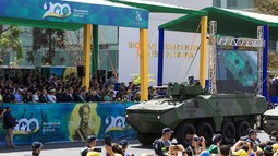 thumbnail of Carro_Lagarta_Anfíbio_(CLAnf)_-_Desfile_Cívico-Militar_do_Bicentenário_da_Independência_em_Brasília_DF_(52341648118).jpg