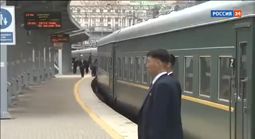 thumbnail of Охрана Ким Чен Ына на ходу протирает поручни поезда.mp4