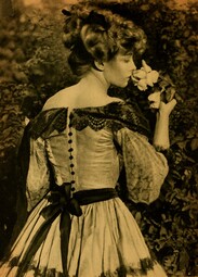 thumbnail of Lillian_Gish_-_Photoplay,_August_1918.jpg