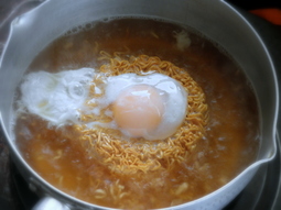 thumbnail of チキンラーメン卵落とし.jpg