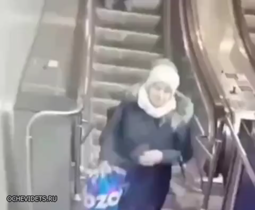 thumbnail of В питерском метро эскалатор едва не затянул девушку, которая ехала на нем сидя.mp4