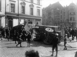 thumbnail of Spartakisten-Barrikaden_Ellerstr._DDorf.jpg