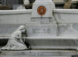 thumbnail of houdini_gravestone.jpg