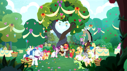 thumbnail of 2127557__safe_screencap_apple+bloom_applejack_apple+rose_auntie+applesauce_big+macintosh_burnt+oak_cup+cake_discord_double+diamond_goldie+delicious_gra.png