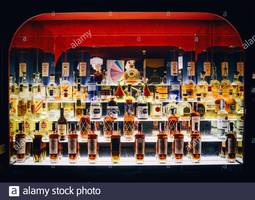 thumbnail of en-el-bar-hay-varias-botellas-de-bebidas-alcoholicas-en-un-stand-2ama20f.jpg