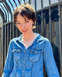 thumbnail of Emma Dumont (2).jpg