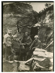 thumbnail of osztrák-csapat-hevenyészett-bunkere-a-keleti-fronton.jpg