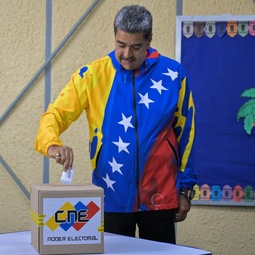 thumbnail of Maduro drops a piece of paper in a cardboard box.jpg