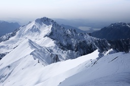 thumbnail of hermoso-paisaje-blancas-montanas-nevadas-colinas_181624-3126.jpg