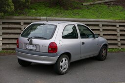 thumbnail of 1999_Holden_Barina_(SB)_City_Olympic_Edition_3-door_hatchback_(2015-06-15)_02.jpg