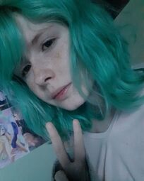 thumbnail of Cabelo Azul Curto.jpeg